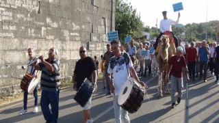 Yörükler deve üzerinde Silifkenin il olma isteğini davul ve zurna ile duyurdu