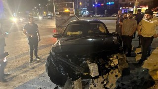 Yüksekovada aracıyla elektrik direğine çarpan sürücü yaralandı