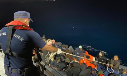 Yunanistanın geri ittiği 48 düzensiz göçmen kurtarıldı