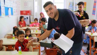 Yüzlerce çocuğa pasta ikram etti