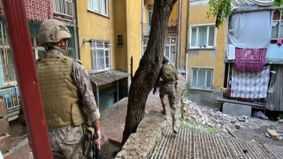 Yüzüncü Yıl Operasyonunda uyuşturucu tacirlerine eş zamanlı baskın
