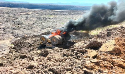 Zemin kaydı dev kamyon devrilip yandı, sürücü yaralı kurtuldu