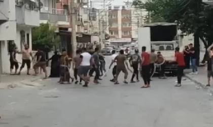 1 kişinin yaralandığı taşlı sopalı kavga kamerada