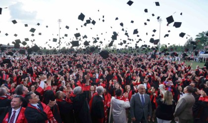 4 bin 500 üniversiteli mezuniyet sevinci yaşadı