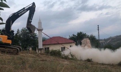 5.5lik depremde hasar alan minare halatla yıkıldı