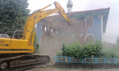 71 yıllık cami ekiplerce yıkıldı