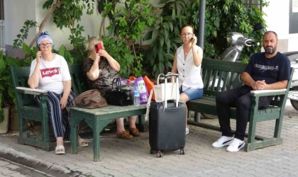 Adanada deprem: Kimi valizini, kimi bebeğini alıp sokağa koştu