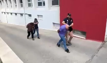 Adana’da durdurulan otomobildeki valizlerden 20 kilo esrar çıktı