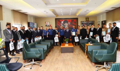 Adanada el bombası ele geçiren polis ve bekçilere Üstün Başarı belgesi verildi