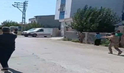 Adanada iki grup arasındaki taşlı ve sopalı kavgayı polis engelledi