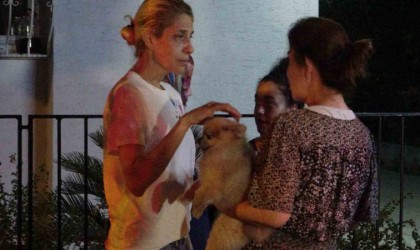 Adanada korkutan yangın: Bir apartman sakini kucağında köpeğiyle dışarı çıktı