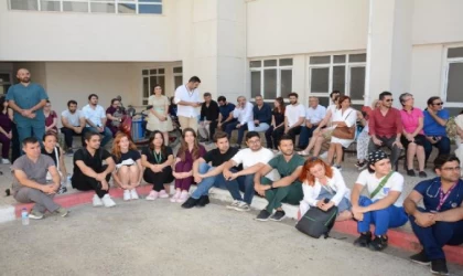 Adana’da orta hasarlı hastane için oturma eylemi