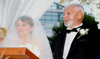 Adanalı çift, 50’nci evlilik yıl dönümlerini nikah tazeleyerek kutladı