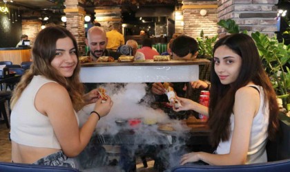 Adanalılar sıcaktan ne yapacağını şaşırdı, dönerci de buzlu servis başladı