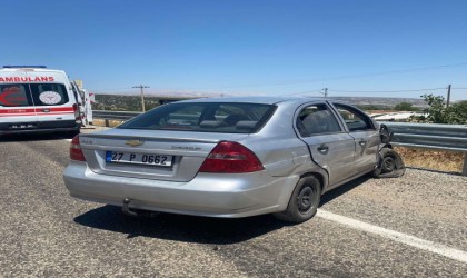Adıyamanda otomobil bariyerlere çarptı: 7 yaralı