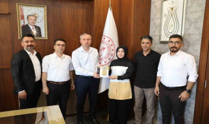 Ağrıda okul yöneticileri çıkardıkları kitabı Milli Eğitim Müdürü Kökreke hediye etti