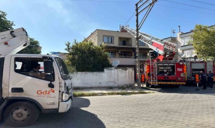 Akhisarda evin çatısında çıkan yangın korkuttu