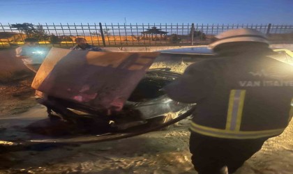 Alev alan otomobili itfaiye ekipleri söndürdü