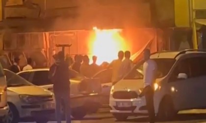 Alevler markete sıçramadan söndürüldü