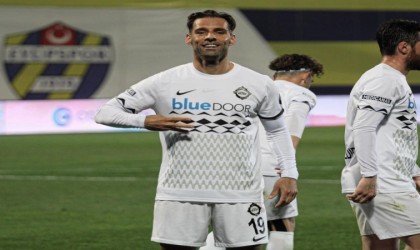 Altayda bir yabancı kaldı