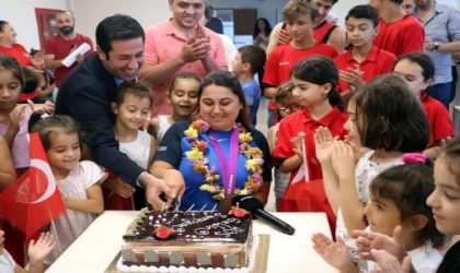 Altın madalyalı milli sporcu Merve Nur Eroğlu memleketi Bolu’da çiçeklerle karşılandı