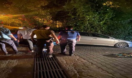 Araç içerisinde sıkışarak yaralandı