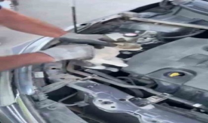 Aracın motor kısmında mahsur kaldı, itfaiye kurtardı