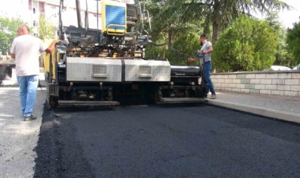 Asfalt işçilerinin 180 derece sıcakla mücadelesi