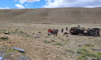 Askeri araçla otomobil çarpıştı: 1 ölü, 13 asker yaralı
