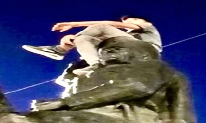 Atatürk büstüne çıkıp, ayak ayak üstüne atarak poz veren Suriyeli çocuk, tepkiye neden oldu