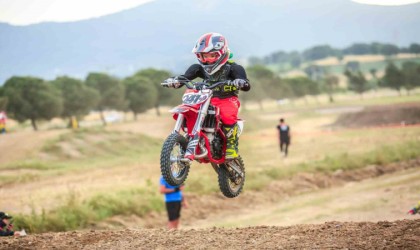 Babasını örnek aldı, 7 yaşında motokrosçu oldu