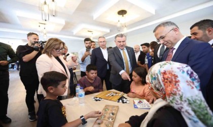 Bakan Bak, depremzede çocuklarla basketbol oynadı