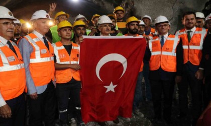 Bakan Uraloğlu: Dünyanın gıptayla baktığı projeleri başarıyla tamamladık ve hayata geçirdik