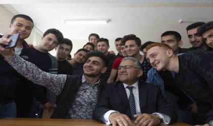 Başkan Büyükkılıç, YKS sonuçlarını kutlayarak öğrencileri Kayseriye davet etti