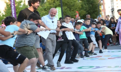 Başkan Çolakbayrakdar; “Şenliklerimizle çocukların yüzleri gülerken, ailelerde nostalji yaşıyor”