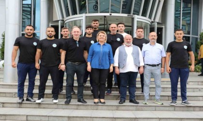 Başkan Hürriyet, İzmitli pehlivanları Kırkpınara uğurladı