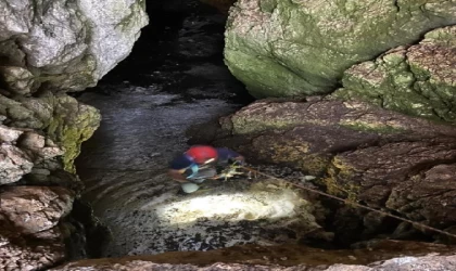 BAYBURT’TA, BUZ MAĞARASINDA 80 METREDEN DÜŞÜP ÖLDÜ  