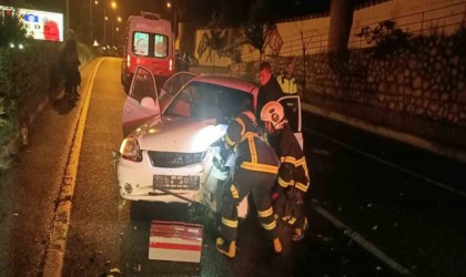 Bilecikte otomobil aydınlatma direğine çarptı: 5 yaralı