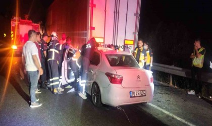 Bilecikte tırın altına giren otomobilde bulunan 2 kişi ağır yaralandı