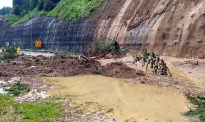 Bolu Dağı Tüneli çıkışında kayan toprağı kaldırma çalışmaları başladı (2)