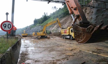 Bolu Dağı Tünelinde heyelanın temizlik çalışmaları sürüyor
