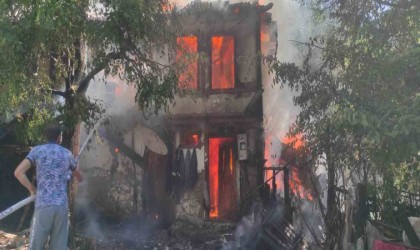 Boluda iki katlı ahşap ev alev alev yandı