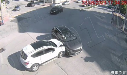 Burdurdaki trafik kazaları güvenlik kameralarına yansıdı