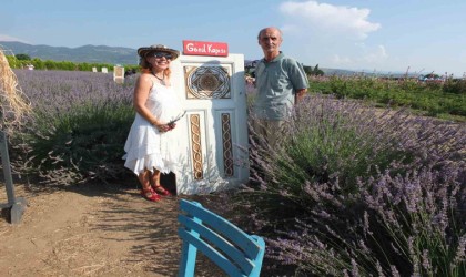 Burhaniyede emekli teknikerden lavanta bahçesine Gönül Kapısı