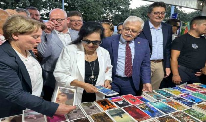 Burhaniyede Kitap Fuarında Türkan Şoray rüzgarı esti