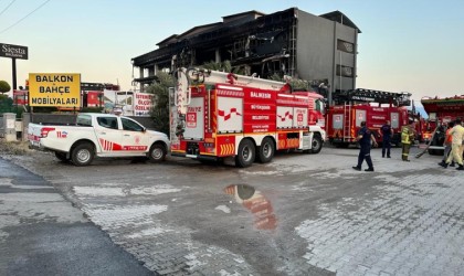 Burhaniyede mobilya mağazası yandı