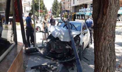 Çarpışan otomobillerden saniyelerle kurtuldu