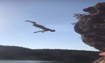 Çocukların baraj suyuna tehlikeli atlayışı yürekleri ağza getirdi