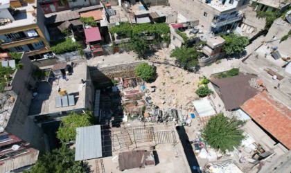 Çöken istinat duvarı tehlike oluşturuyor