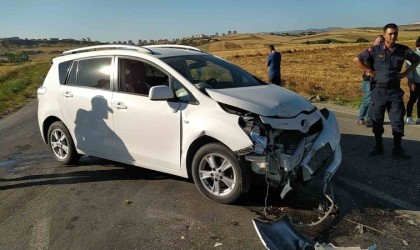 Çorumda iki otomobil çarpıştı: 4 yaralı